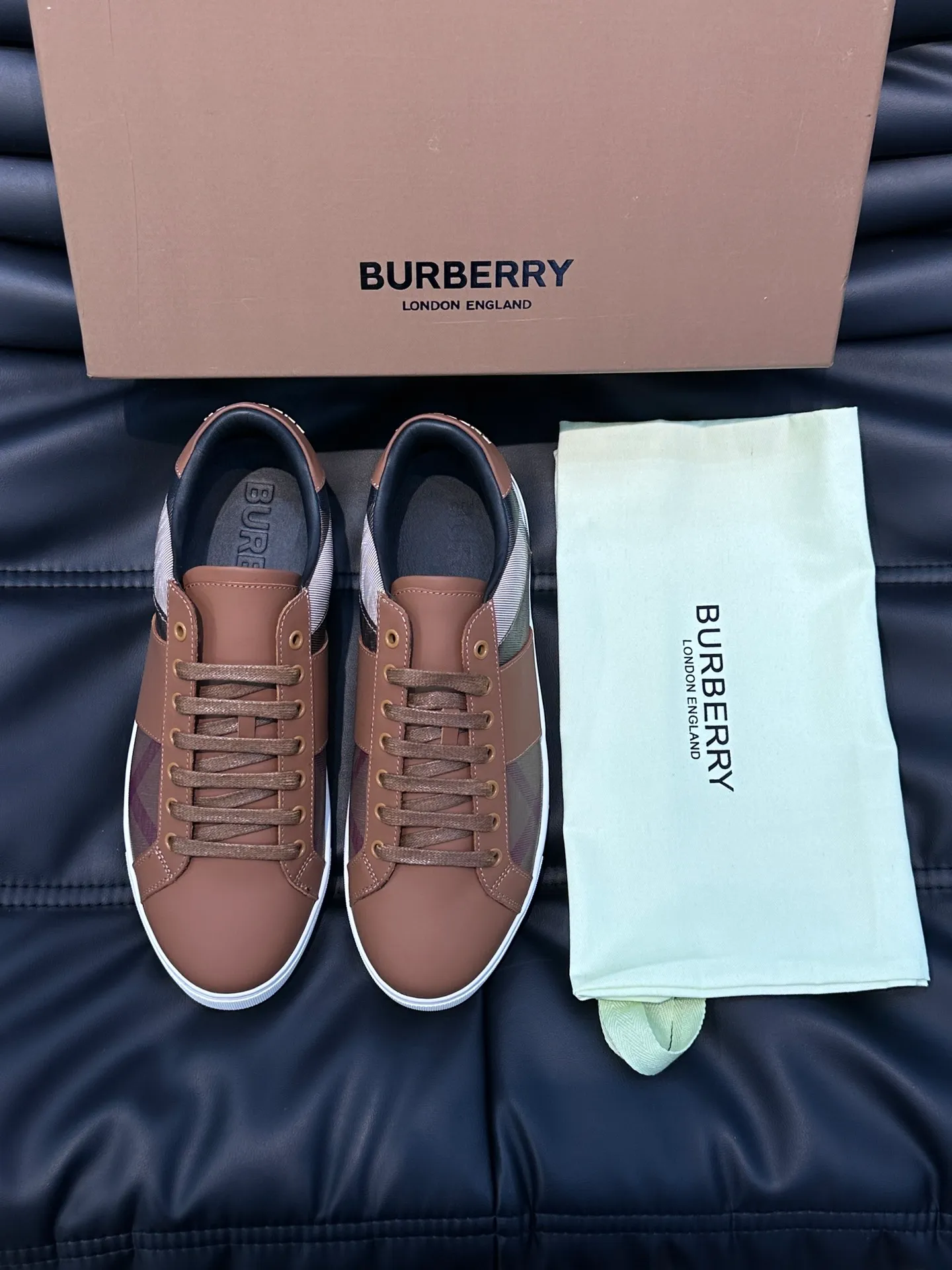 ¥380 B's men's classic low-top sneakers are reinterpreted in Vintage plaid cotton material and decorated with a new brand logo. First-layer cowhide lining, embossed Burberry logo on the heel, and original TPU outsole! Size: 38-44 (45 46 customized)